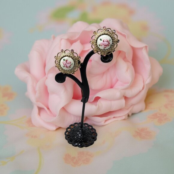 vintage coro gold tone guilloche enamel rose pink chrystals screw back earrings - Picture 3 of 12